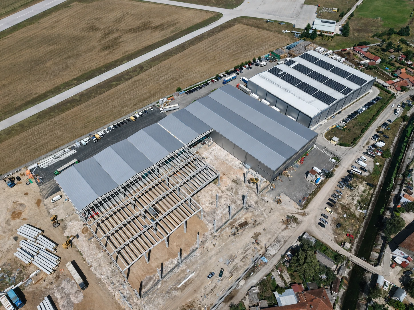 Proširenje NTC Logistics centra u Nikšiću — postojeće hale i nova konstrukcija iz vazduha