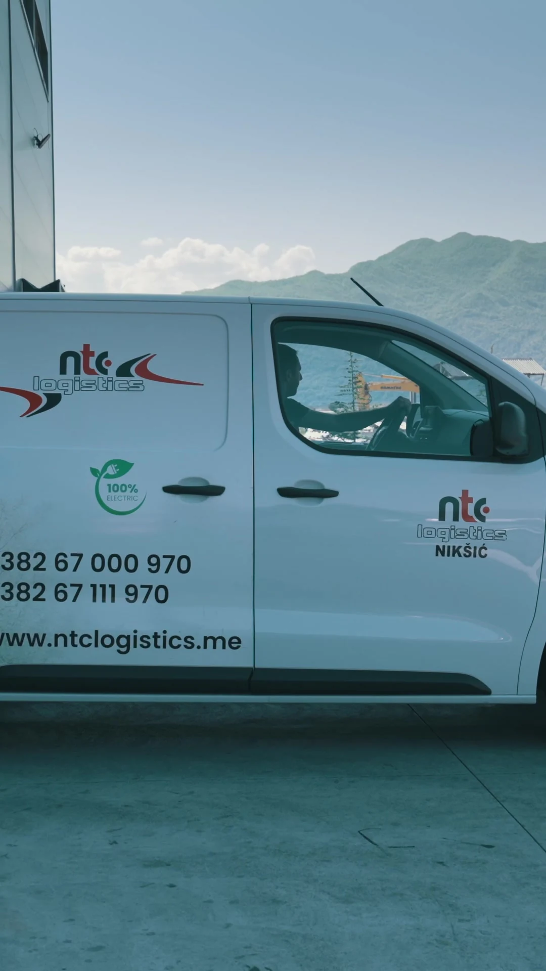 NTC dostavno vozilo u krugu logističkog centra